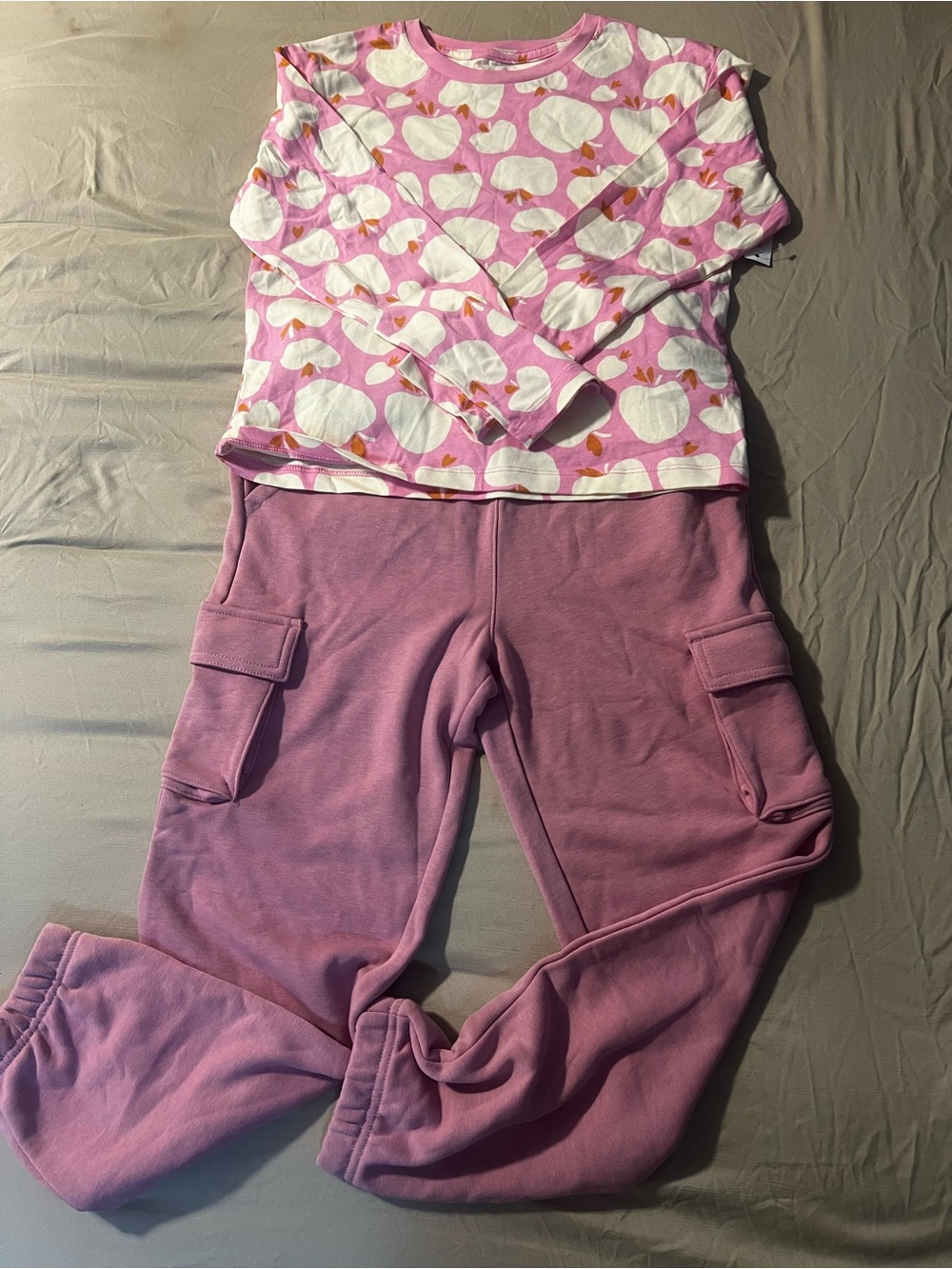 Amazon Essentials Pink Apple-Print Top with Pink Cargo Joggers size 9years